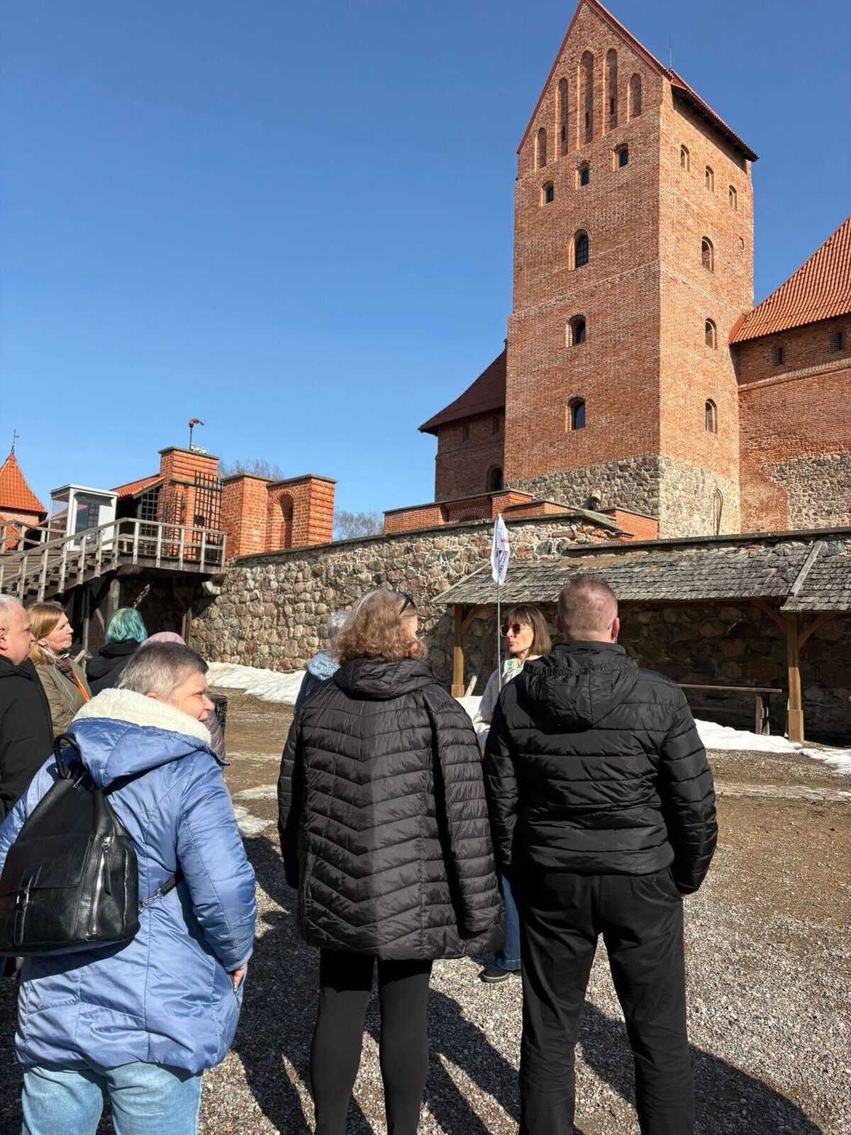 Grupa w drodze do zamku w Trokach