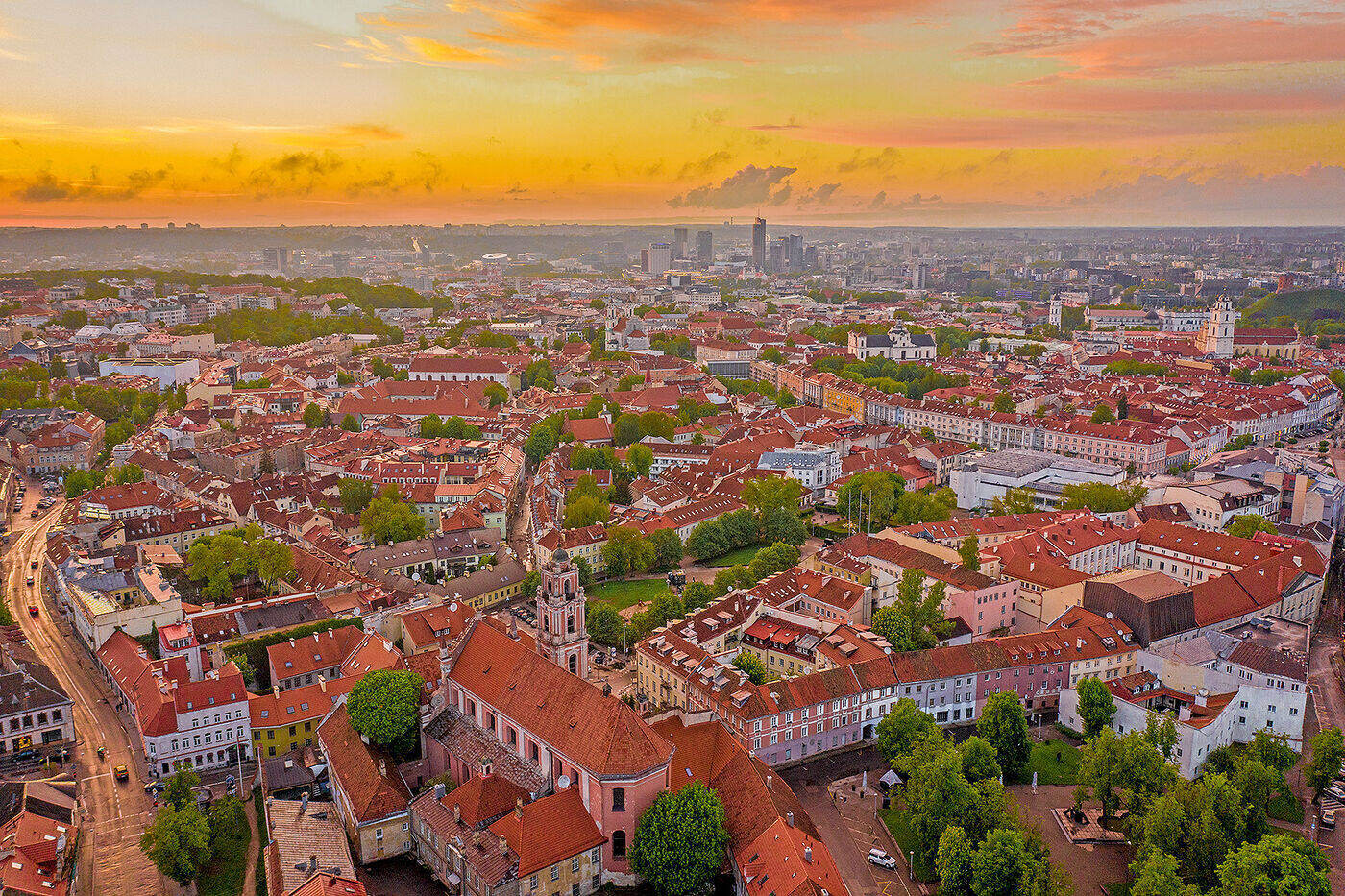 Panorama wileńskiej starówki latem