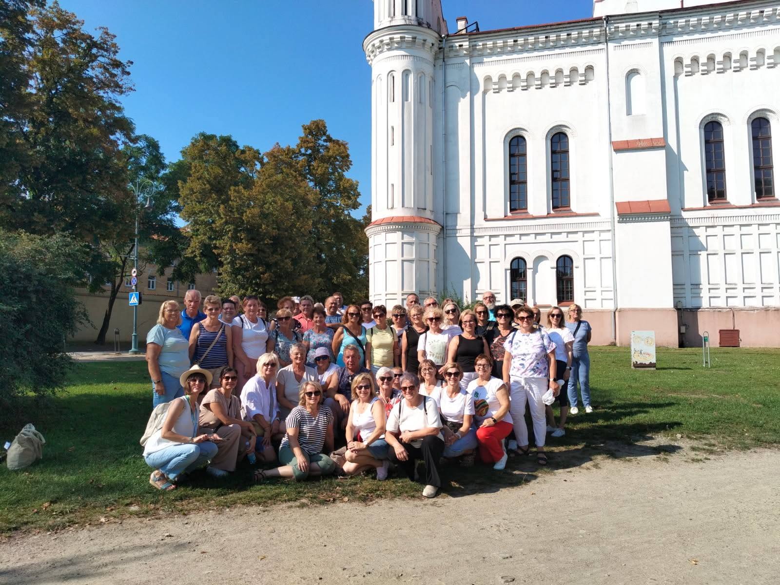 Alina oprowadza grupę po Wilnie
